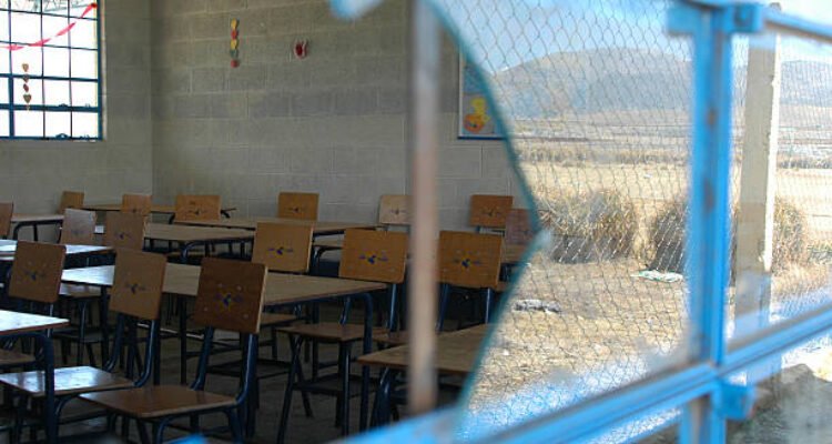 Ilustrasi ruang kelas rusak/istock