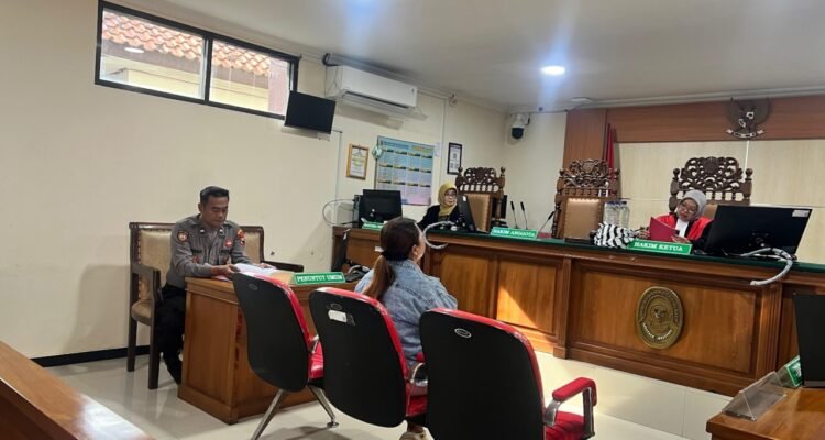 Warga Klaten Jalani Sidang Tipiring Kasus Peredaran Miras Ilegal/polres klaten Warga Klaten Jalani Sidang Tipiring Kasus Peredaran Miras Ilegal/polres klaten