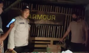 Bayi Laki-laki Ditemukan dalam Kardus Bawah Pohon Beringin di Tulungagung/polres tulungagung Bayi Laki-laki Ditemukan dalam Kardus Bawah Pohon Beringin di Tulungagung/polres tulungagung