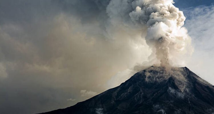Ilustrasi gunung meletus/istock