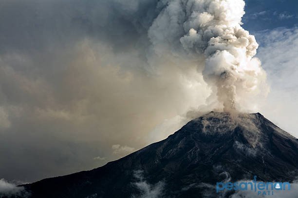 Ilustrasi gunung meletus/istock