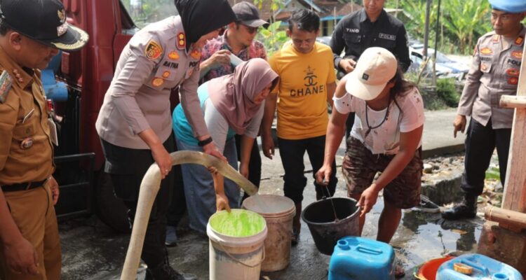 Kesulitan Air Bersih, Warga Dusun Kalisari Semarang Dapat Bantuan 15 Ribu Liter Air/polres Semarang Kesulitan Air Bersih, Warga Dusun Kalisari Semarang Dapat Bantuan 15 Ribu Liter Air/polres Semarang