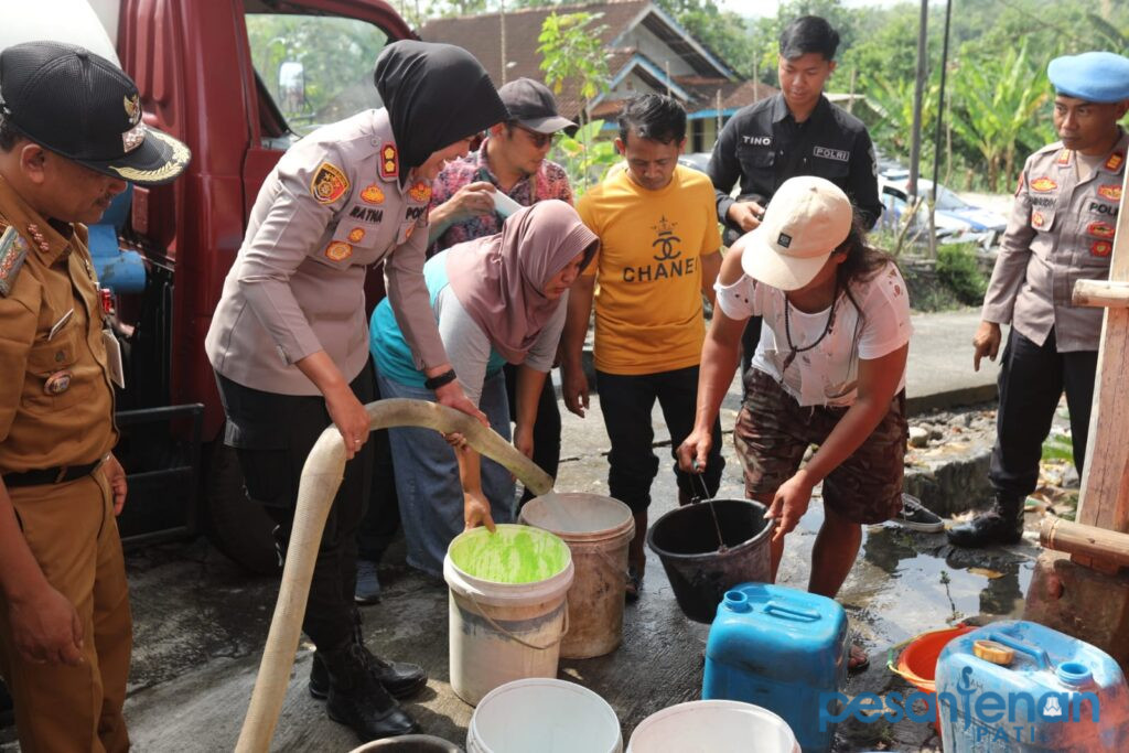 Kesulitan Air Bersih, Warga Dusun Kalisari Semarang Dapat Bantuan 15 Ribu Liter Air/polres Semarang Kesulitan Air Bersih, Warga Dusun Kalisari Semarang Dapat Bantuan 15 Ribu Liter Air/polres Semarang