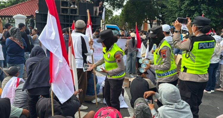Aksi BRIS di Alun-alun Pati, Polresta Pati Terjunkan 843 Personel Pengamanan/polresta Pati Aksi BRIS di Alun-alun Pati, Polresta Pati Terjunkan 843 Personel Pengamanan/polresta Pati