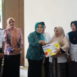 Plt Ketua TP PKK Kabupaten Pati, Dwi Risma Ardhi Chandra PKK-BAZNAS Pati Salurkan Bantuan Mixer Kepada Peserta Pelatihan Tata Boga di Pucakwangi