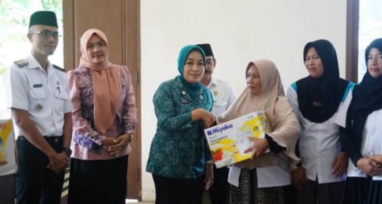 Plt Ketua TP PKK Kabupaten Pati, Dwi Risma Ardhi Chandra PKK-BAZNAS Pati Salurkan Bantuan Mixer Kepada Peserta Pelatihan Tata Boga di Pucakwangi