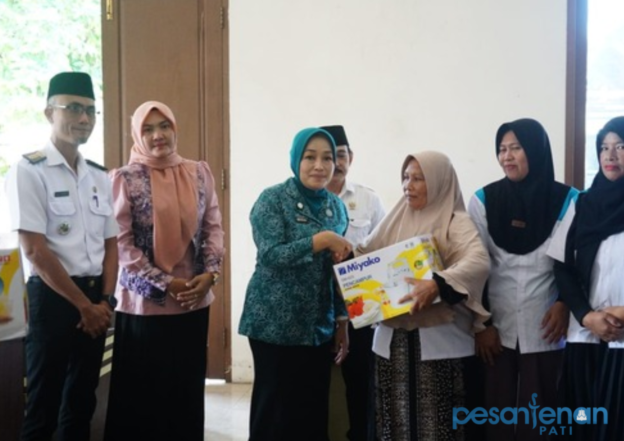 Plt Ketua TP PKK Kabupaten Pati, Dwi Risma Ardhi Chandra PKK-BAZNAS Pati Salurkan Bantuan Mixer Kepada Peserta Pelatihan Tata Boga di Pucakwangi