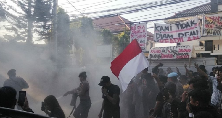 Kajari Pati Disebut Tidak Mau Temui Massa, AMPB-Aparat Ricuh di Hari Kedua Demo