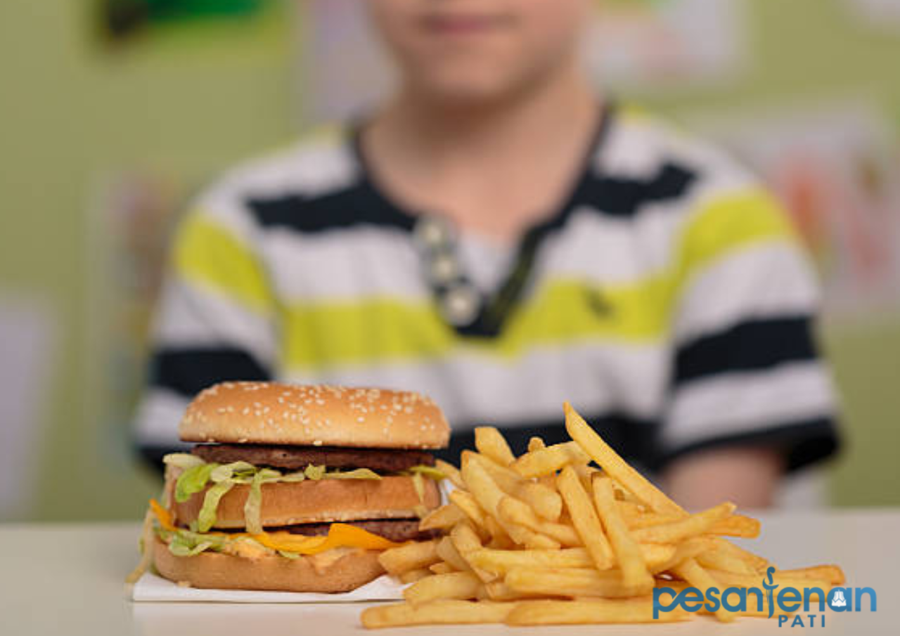 Remaja 17 Tahun di Inggris Alami Buta Permanen Akibat Sering Konsumsi Makanan Cepat Saji