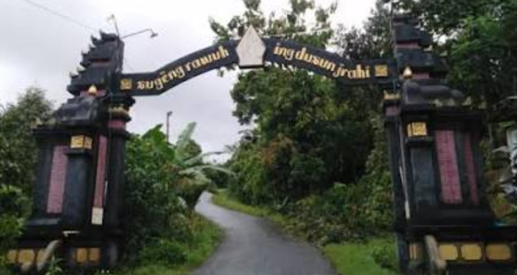 Gerbang Desa Jrahi, Kecamatan Gunungwungkal, Kabupaten Pati Warga Desa Jrahi Pati Gunakan Dana Iuran Pribadi untuk Perbaiki Jalan Utama