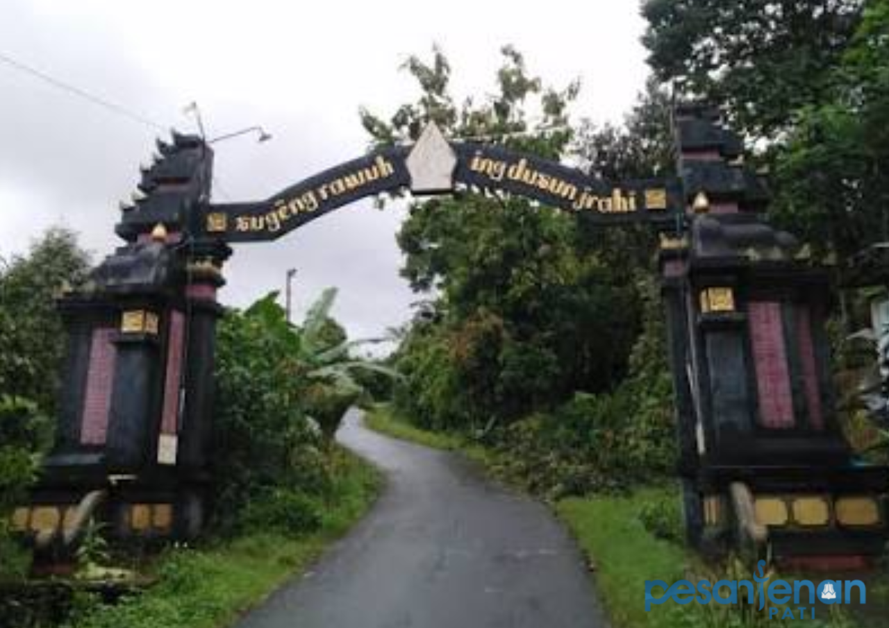 Gerbang Desa Jrahi, Kecamatan Gunungwungkal, Kabupaten Pati Warga Desa Jrahi Pati Gunakan Dana Iuran Pribadi untuk Perbaiki Jalan Utama