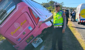 Bus Masuk Parit di Jalan Tol Bawen Menuju Salatiga, Dua Meninggal Dunia/polres semarang Bus Masuk Parit di Jalan Tol Bawen Menuju Salatiga, Dua Meninggal Dunia/polres semarang