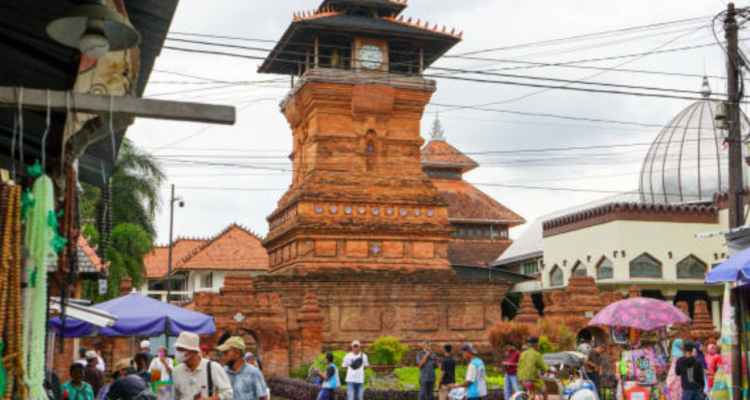 Kawasan Wisata Religi Menara Sunan Kudus Diciduk Satpol PP, Pengemis di Menara Sunan Kudus Bawa Uang Hasil Ngemis Rp540 Ribu Sehari