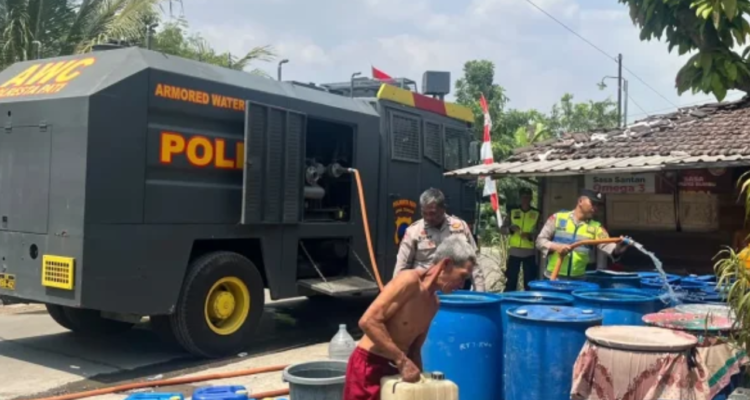 13 Ribu Liter Air Bersih Disalurkan untuk 79 KK yang Terdampak Kekeringan di Jakenan Pati 13 Ribu Liter Air Bersih Disalurkan untuk 79 KK yang Terdampak Kekeringan di Jakenan Pati