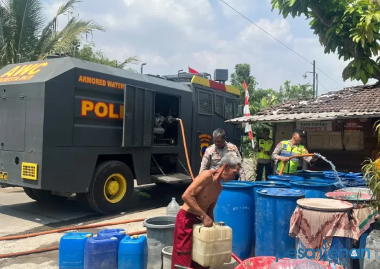 13 Ribu Liter Air Bersih Disalurkan untuk 79 KK yang Terdampak Kekeringan di Jakenan Pati 13 Ribu Liter Air Bersih Disalurkan untuk 79 KK yang Terdampak Kekeringan di Jakenan Pati
