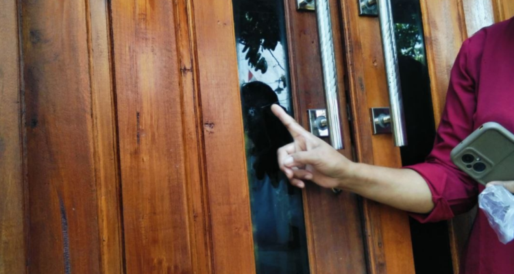 Foto : Kaca rumah bolong dan retak diduga ditembak orang tidak dikenal. (Sumber. Mitrapost.com) Rumah Anak dari Sopir Botok Pati Ditembak OTK, Kaca Pintu Dipecahkan 4 Peluru Gotri