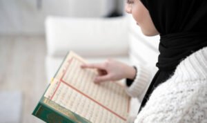 Ilustrasi membaca Al-Quran/istock Ilustrasi membaca Al-Quran/istock