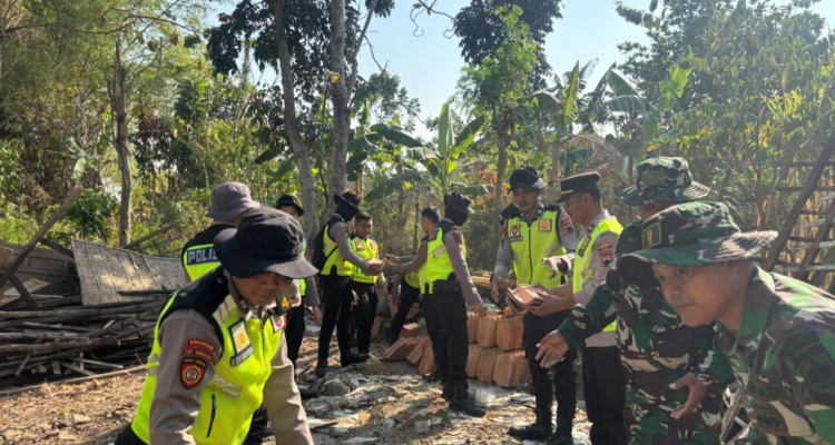 Angin Puting Beliung Terjang Desa Bodeh Pucakwangi, Polresta Pati Evakuasi Rumah Roboh