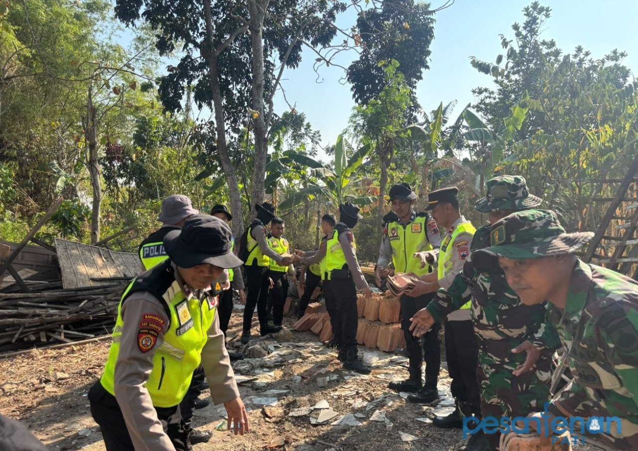 Polresta Pati Evakuasi Rumah Roboh Angin Puting Beliung Terjang Desa Bodeh Pucakwangi, Polresta Pati Evakuasi Rumah Roboh