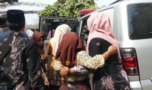 Foto: Seorang siswa di MTs N 3 Pati dinaikin ke mobil ambulan untuk dibawa ke RSUD Soewondo Pati. (Sumber. Mitrapost.com) Distribusi Terlambat, Ratusan Siswa MTsN 3 Pati dan SMPN 1 Gembong Diduga Keracunan MBG
