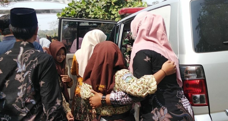 Foto: Seorang siswa di MTs N 3 Pati dinaikin ke mobil ambulan untuk dibawa ke RSUD Soewondo Pati. (Sumber. Mitrapost.com) Distribusi Terlambat, Ratusan Siswa MTsN 3 Pati dan SMPN 1 Gembong Diduga Keracunan MBG