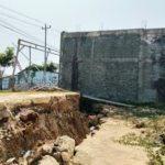 Foto : Tanah ambles berdampak di Ruko tepat dukuh Guyangan, Desa Purworejo, Kecamatan Pati. (Sumber: Mitrapost.com) Kekeringan di Sungai Silugonggo Pati Akibatkan Tanah Ambles hingga 1 Meter, 7 Ruko Rusak