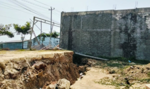Kekeringan di Sungai Silugonggo Pati Akibatkan Tanah Ambles hingga 1 Meter, 7 Ruko Rusak