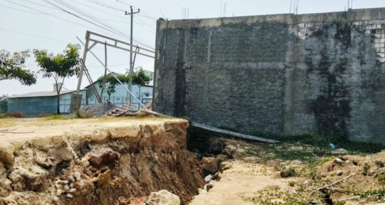 Foto : Tanah ambles berdampak di Ruko tepat dukuh Guyangan, Desa Purworejo, Kecamatan Pati. (Sumber: Mitrapost.com) Kekeringan di Sungai Silugonggo Pati Akibatkan Tanah Ambles hingga 1 Meter, 7 Ruko Rusak