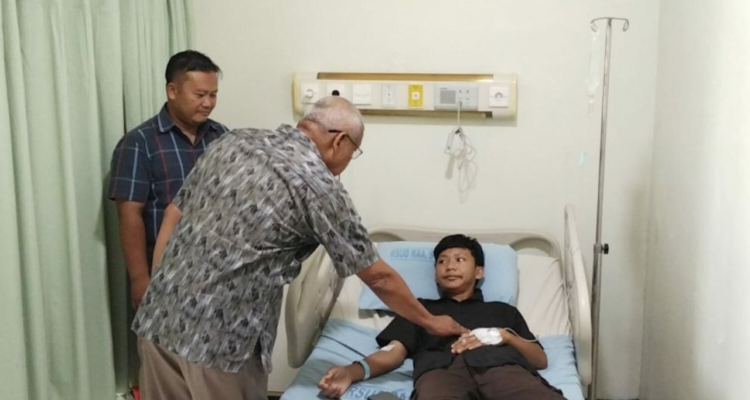Foto : Siswa Sekolah Menengah Pertama Kecamatan Gembong masih dirawat intensif di RSUD Soewondo Pati. (Sumber: Mitrapost.com) 265 Siswa-Guru di Gembong Pati Diduga Keracunan MBG, Pemkab Tetapkan sebagai KLB
