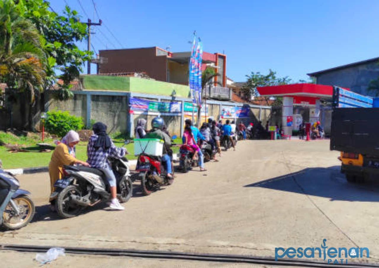 Ilustrasi antrean panjang di SPBU Antrean SPBU Mengular, Pemkot Makassar Terapkan Pembelajaran Daring hingga WFH