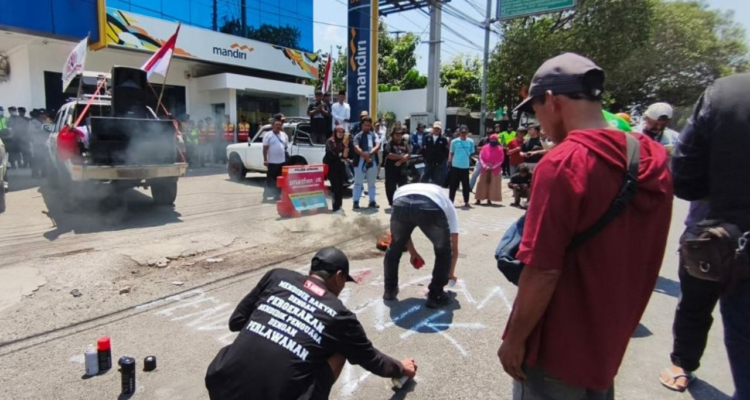 AMPB Lakukan Aksi Unjuk Rasa di Depan Kantor Bank Mandiri Pati AMPB Lakukan Aksi Unjuk Rasa di Depan Kantor Bank Mandiri Pati