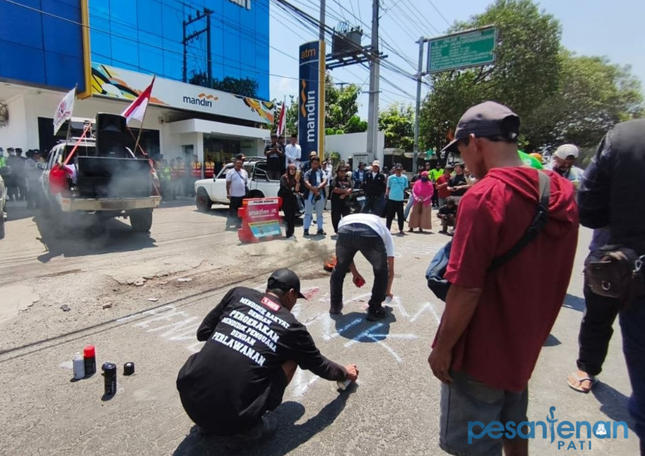 AMPB Lakukan Aksi Unjuk Rasa di Depan Kantor Bank Mandiri Pati AMPB Lakukan Aksi Unjuk Rasa di Depan Kantor Bank Mandiri Pati
