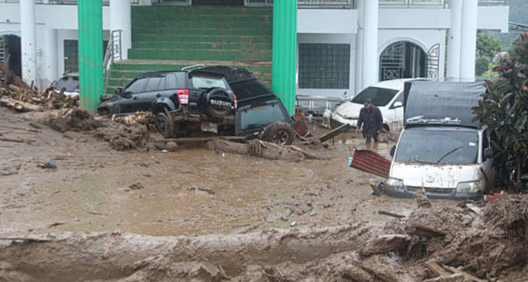 Solok Sumbar Diterjang Banjir Bandang Solok Sumbar Diterjang Banjir Bandang, BMKG Prediksi Curah Hujan Tinggi Jadi Pemicu Utama