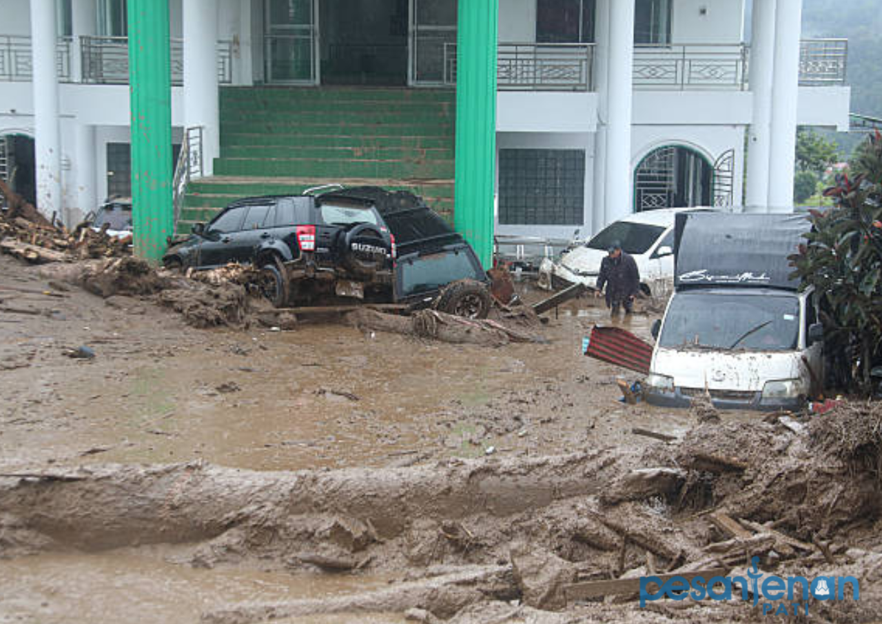 Solok Sumbar Diterjang Banjir Bandang Solok Sumbar Diterjang Banjir Bandang, BMKG Prediksi Curah Hujan Tinggi Jadi Pemicu Utama