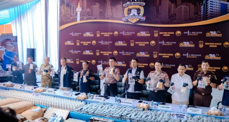 2 Lokasi di Sukoharjo Diduga Jadi Produksi Obat Keras Ilegal, 7 Juta Butir Disita Polda Metro Jaya 2 Lokasi di Sukoharjo Diduga Jadi Produksi Obat Keras Ilegal, 7 Juta Butir Disita Polda Metro Jaya