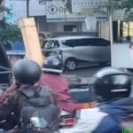 Viral Wanita Halangi Pengendara yang Lawan Arus, Sempat Bawa Sajam/tribatranews Viral Wanita Halangi Pengendara yang Lawan Arus, Sempat Bawa Sajam/tribatranews