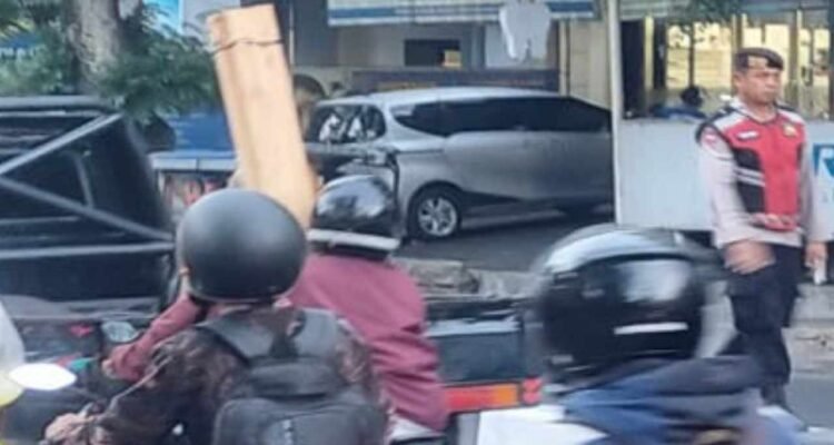 Viral Wanita Halangi Pengendara yang Lawan Arus, Sempat Bawa Sajam/tribatranews Viral Wanita Halangi Pengendara yang Lawan Arus, Sempat Bawa Sajam/tribatranews