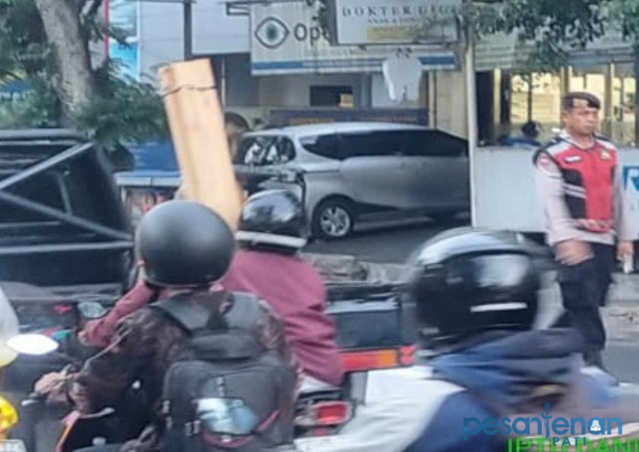 Viral Wanita Halangi Pengendara yang Lawan Arus, Sempat Bawa Sajam/tribatranews Viral Wanita Halangi Pengendara yang Lawan Arus, Sempat Bawa Sajam/tribatranews